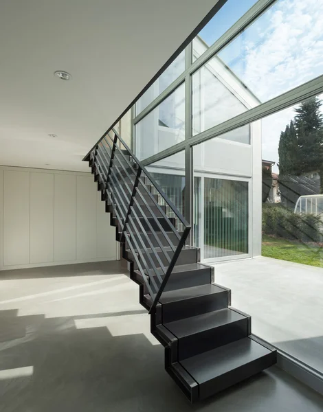Demir merdiven ile salonu — Stok fotoğraf