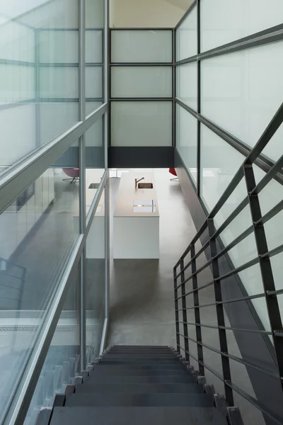 Железные лестницы современного дома — стоковое фото