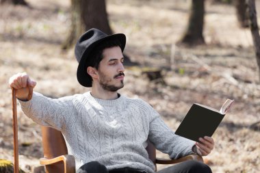Ormanın içinde bir roman okuma adam