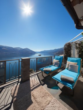 Teras evin rahat şezlonglarla