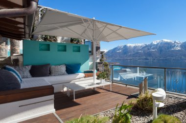 Teras lounge alanında bir lüks ev