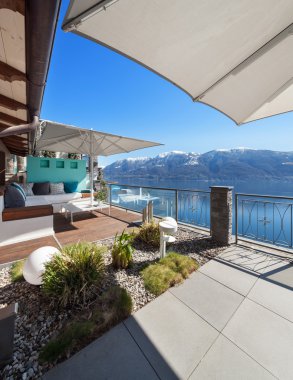 Teras lounge alanında bir lüks ev