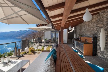 Teras lounge alanında bir lüks ev
