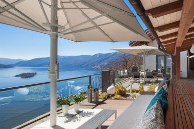 Teras lounge alanında bir lüks ev 