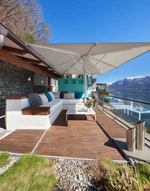 Teras lounge alanında bir lüks ev