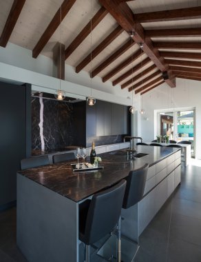 Modern mutfağın içi. 