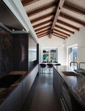 Modern mutfağın içi. 