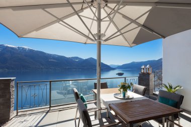 Teras evin yemek masası ile 