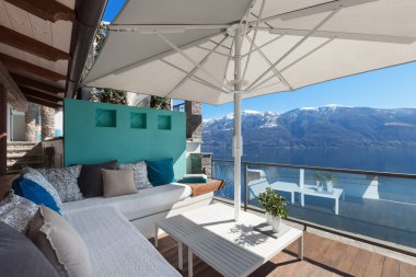 Teras lounge alanında bir lüks ev