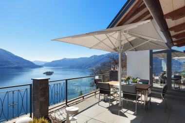 Teras evin yemek masası ile 