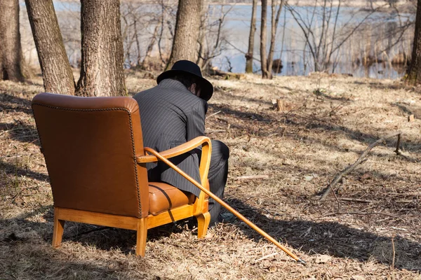 Ormana koltukta oturan adam — Stok fotoğraf