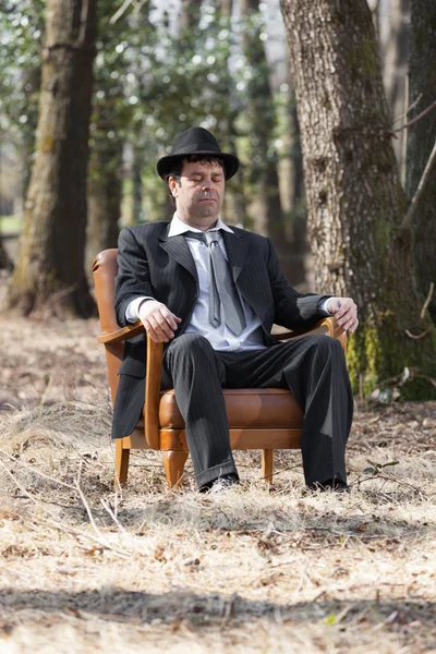Чоловік сидить один у кріслі — стокове фото