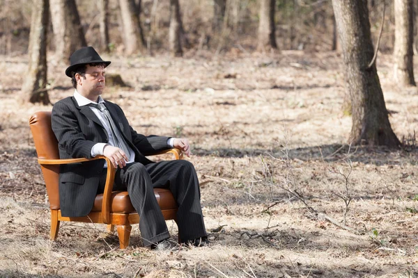 Mann sitzt allein im Sessel — Stockfoto