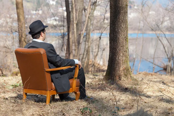 Az ember egyedül ül egy fotel — Stock Fotó