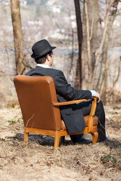 Homme assis seul dans un fauteuil — Photo
