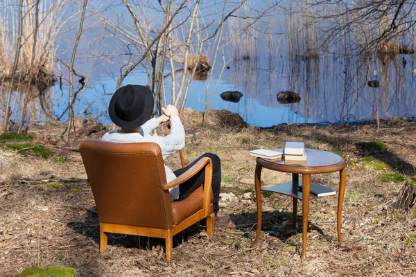 Homme assis seul dans un fauteuil vintage — Photo