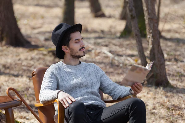 Ormanın içinde bir roman okuma adam — Stok fotoğraf