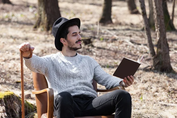 Człowiek Czytając powieść w lesie — Zdjęcie stockowe