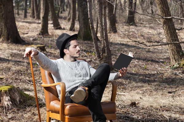 读一本小说在树林里的男人 — 图库照片