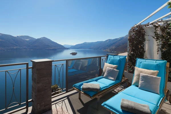 Terrazza di casa con comodi lettini — Foto Stock