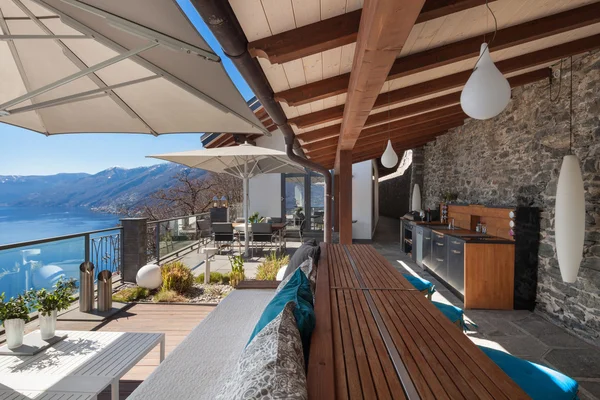 Terraza salón en una casa de lujo — Foto de Stock