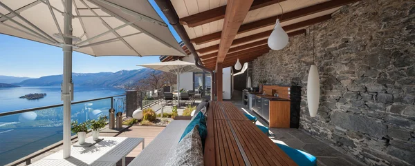 Terrassloungen i ett lyxigt hus — Stockfoto