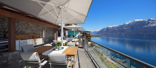 Terrasse eines Luxus-Hauses — Stockfoto