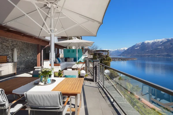 Terrasse eines Luxus-Hauses — Stockfoto