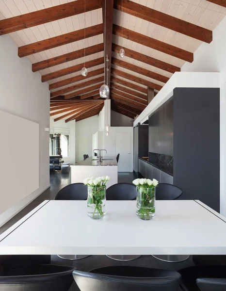 Interiores, mesa de comedor de diseño moderno — Foto de Stock