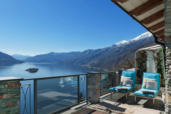 Terrazza di casa con lettini — Foto Stock