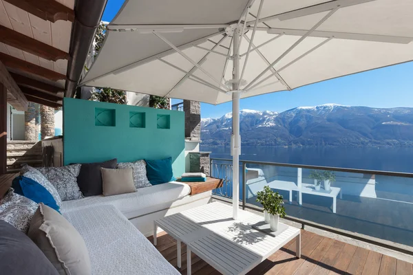 Terrassenlounge in einem Luxus-Haus — Stockfoto
