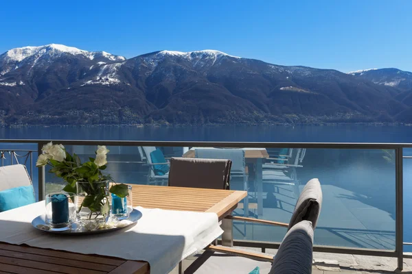 Terraza de casa con mesa de comedor — Foto de Stock