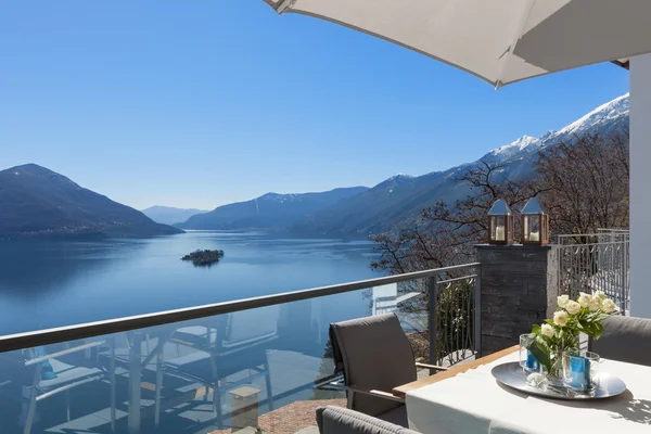 Terrazza di casa con tavolo da pranzo — Foto Stock