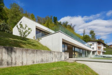 beton ev yeşil çim ile