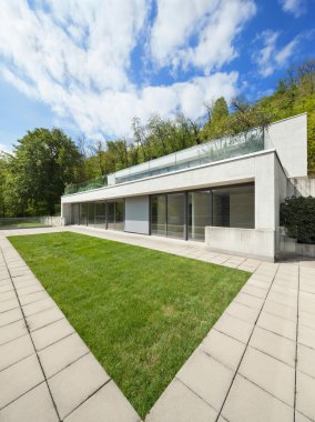 beton ev yeşil çim ile