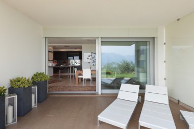 Daire, veranda ile iki şezlong