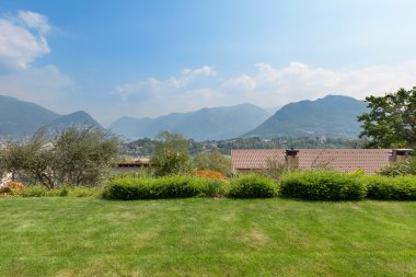 Dağlar ve mavi gökyüzü ile güzel görünüm