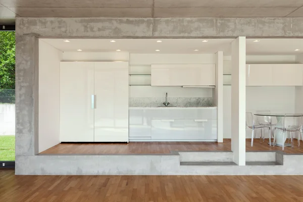 Сучасна кухня бетонної квартири — стокове фото