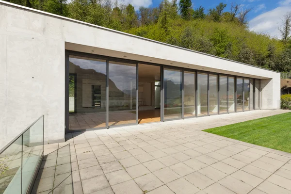 Concrete house with green lawn — Stock Photo, Image