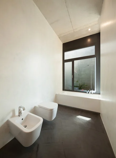 Salle de bain moderne avec fenêtre — Photo