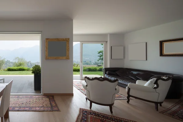 Wohnzimmer mit weißen Sesseln — Stockfoto