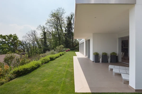 Huis, veranda met groen gazon — Stockfoto