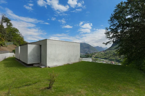 Lawn and modern house in cement — Stock Photo, Image