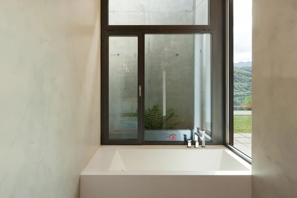 现代浴室配有窗口 — 图库照片