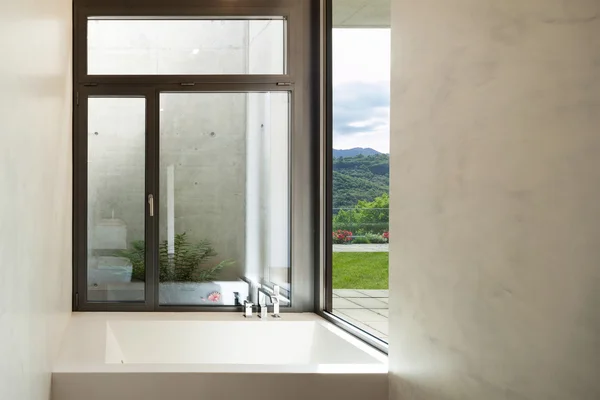 Baño moderno con ventana — Foto de Stock