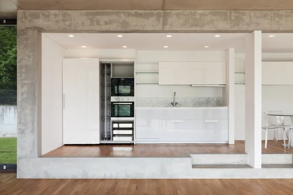 Сучасна кухня бетонної квартири — стокове фото