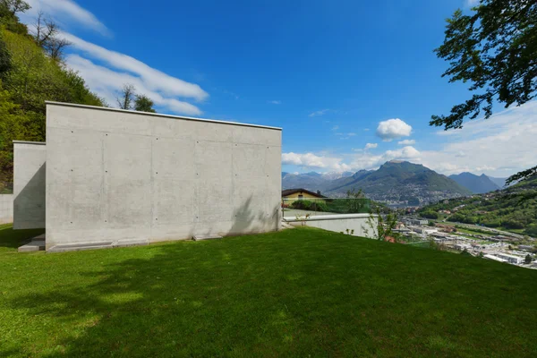 Lawn and modern house in cement — Stock Photo, Image