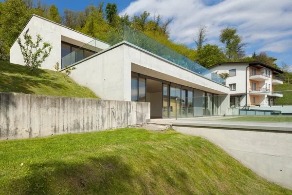 Betonhaus mit grünem Rasen — Stockfoto