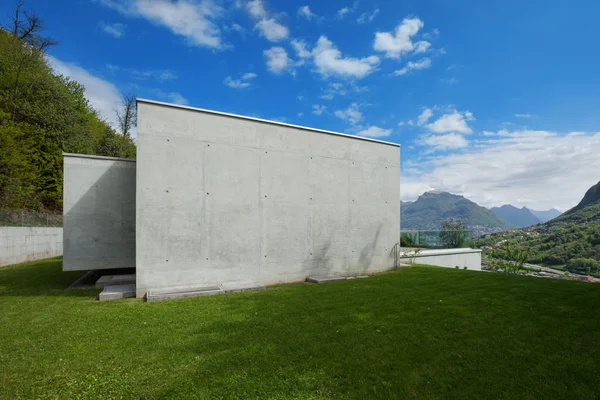 Lawn and modern house in cement — Stock Photo, Image