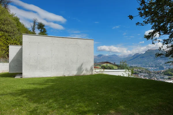 Trawnik i nowoczesny dom w cementu — Zdjęcie stockowe